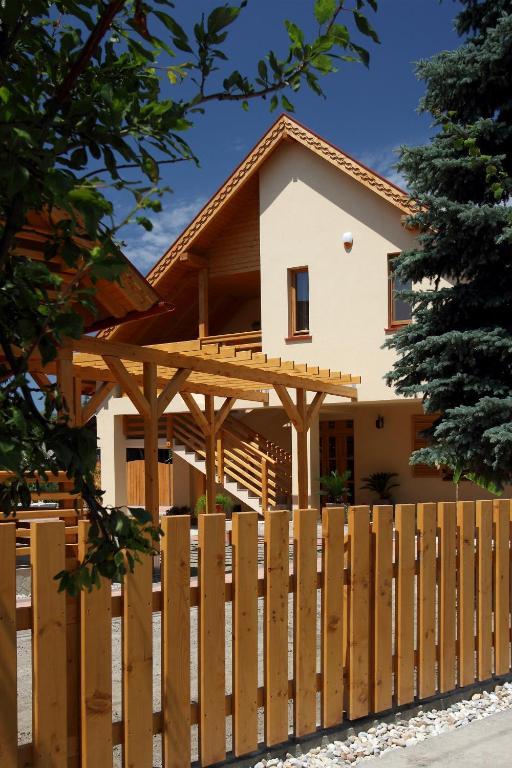 Family Panzio Es Apartman Hazak Липот Экстерьер фото